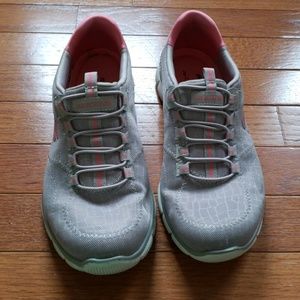 Skechers slip on size 7